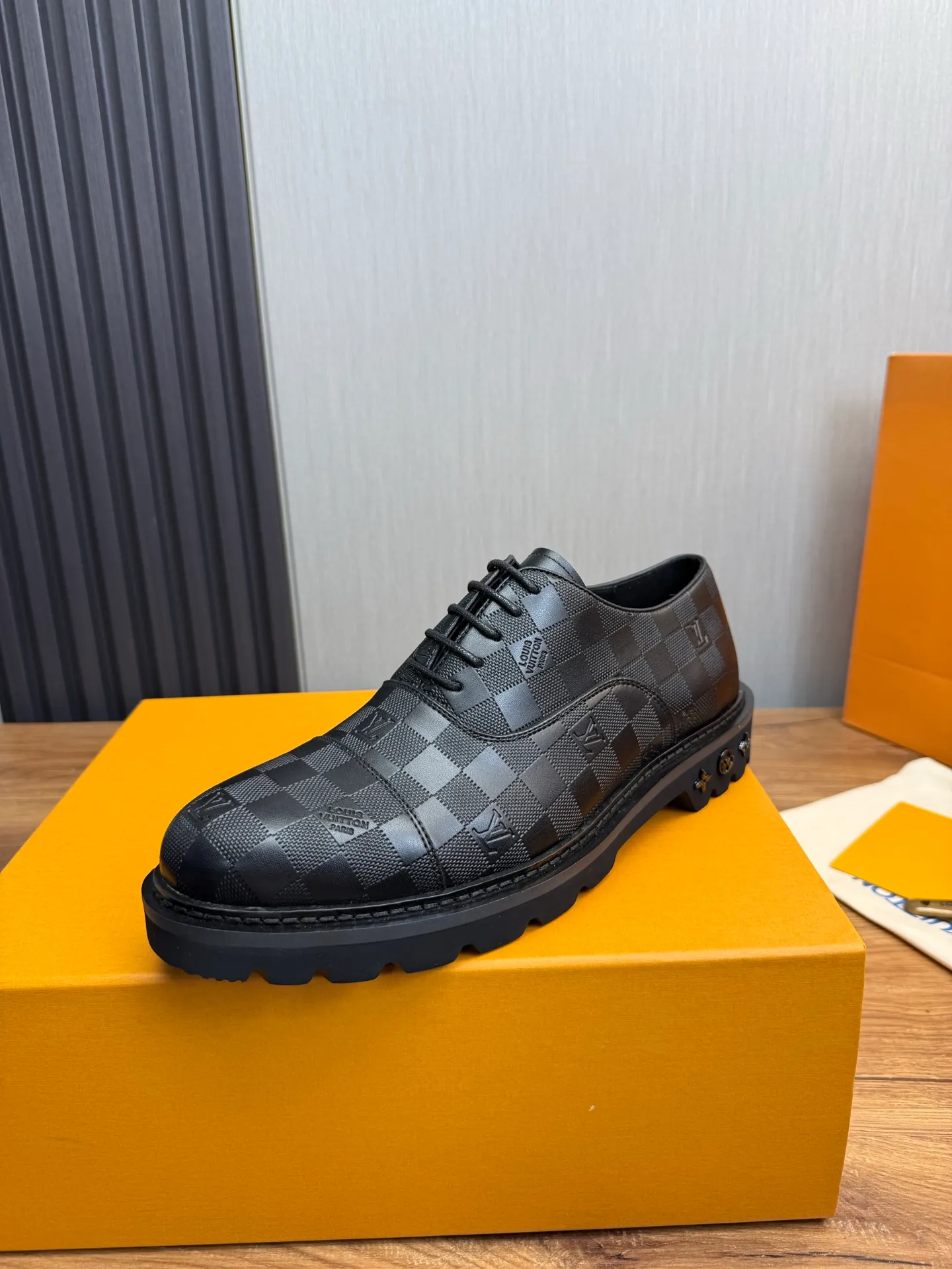 Men's shoes 💰900💰 LV. Men's casual lace-up leather shoes, the latest hot style 🔥 1:1 original purchase quality, top quality goods ⬆️The upper is imported open-edge beaded cowhide, cowhide, and cow suede. The hand-made three-dimensional stitching highlights the round toe design. The inner foot pads are all imported cowhide, with the original wear-resistant foam outsole, matching code 39-44, (38, 45 custom-made, non-refundable)